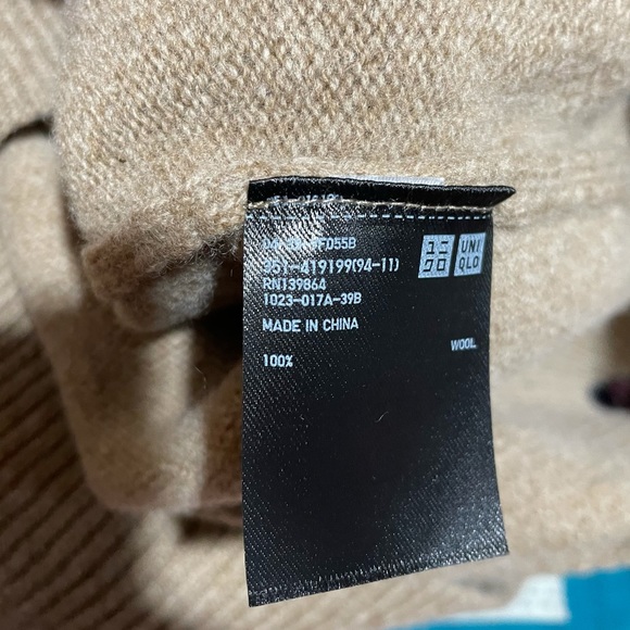Uniqlo 100% Wool turtleneck - Picture 5 of 10